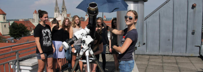 MINT Girls Regensburg mit Sonnenteleskop